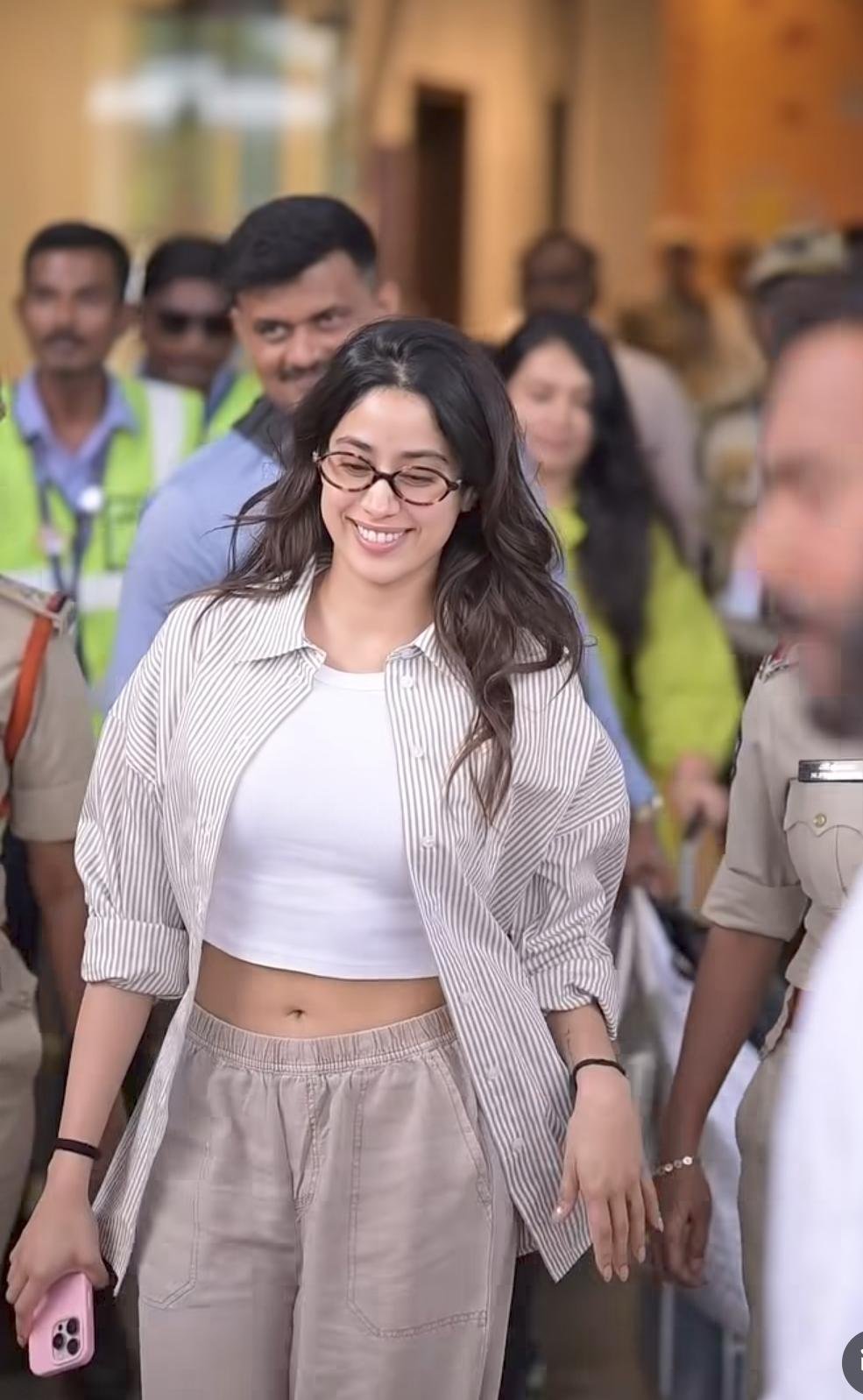 GetReadyForPeddi : పెద్ది' జోష్‌తో విజయవాడ సందడి.. రామ్ చరణ్, జాన్వీ కపూర్‌కు ఘన స్వాగతం