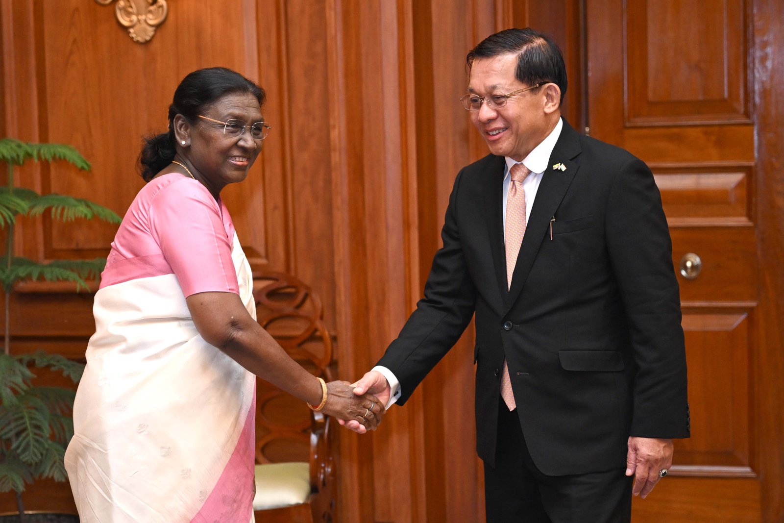 President Droupadi Murmu Meets Myanmar President  : రాష్ట్రపతి భవన్‌లో మయన్మార్ అధ్యక్షుడితో రాష్ట్రపతి ద్రౌపది ముర్ము భేటీ
