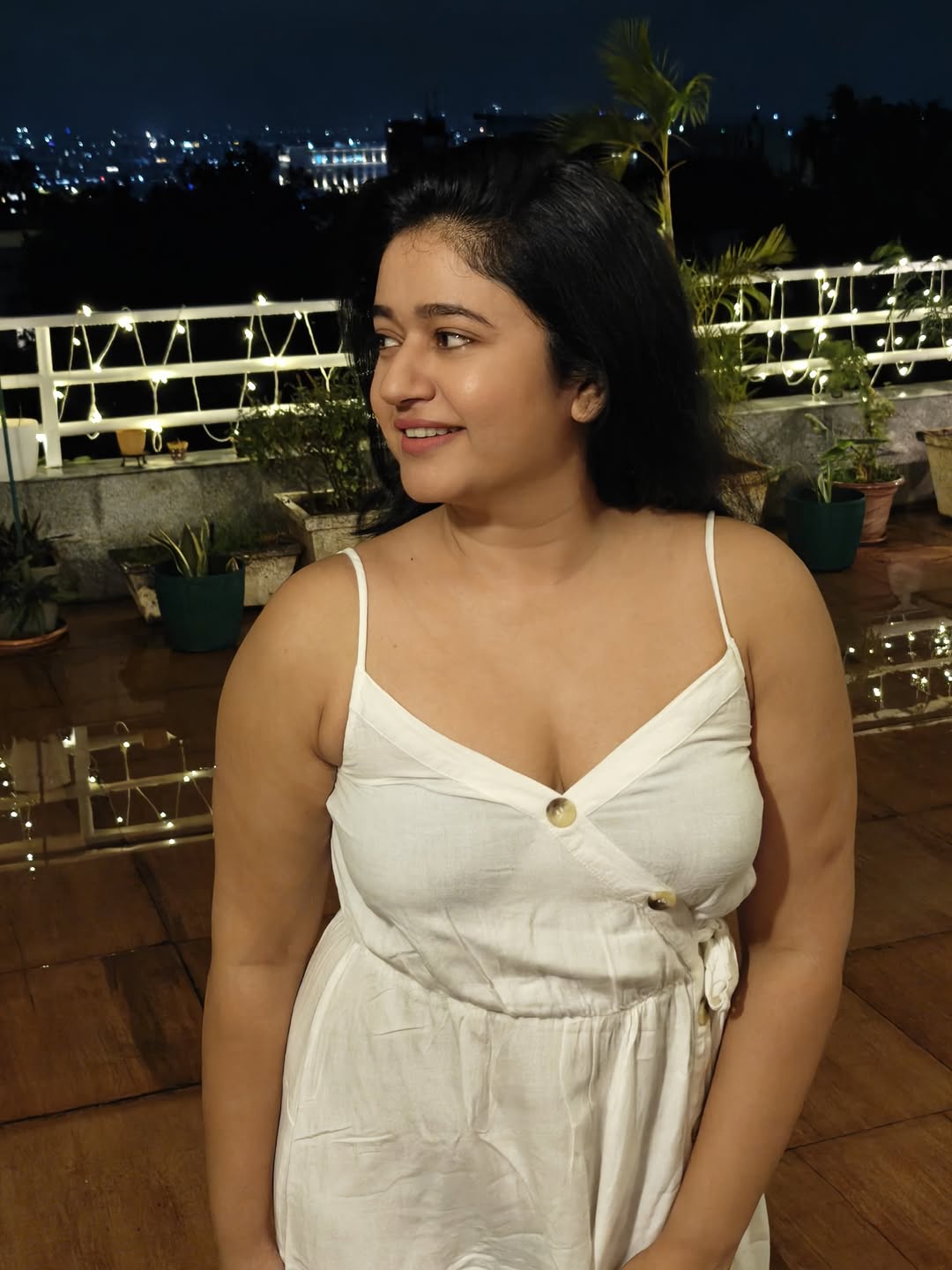 Poonam Bajwa  : వైట్ అవుట్‌ఫిట్‌లో అందాల బాజా మోగించిన పూనమ్ బాజ్వా – ఫోటోలు వైరల్