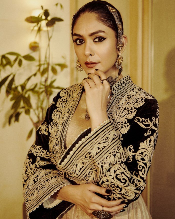 Mrunal Condemns The Rumors : శ్రేయస్ అయ్యర్‌తో డేటింగ్ రూమర్లపై మృణాల్ ఠాకూర్ క్లారిటీ! “ఇవి ఫ్రీ పీఆర్ స్టంట్స్"
