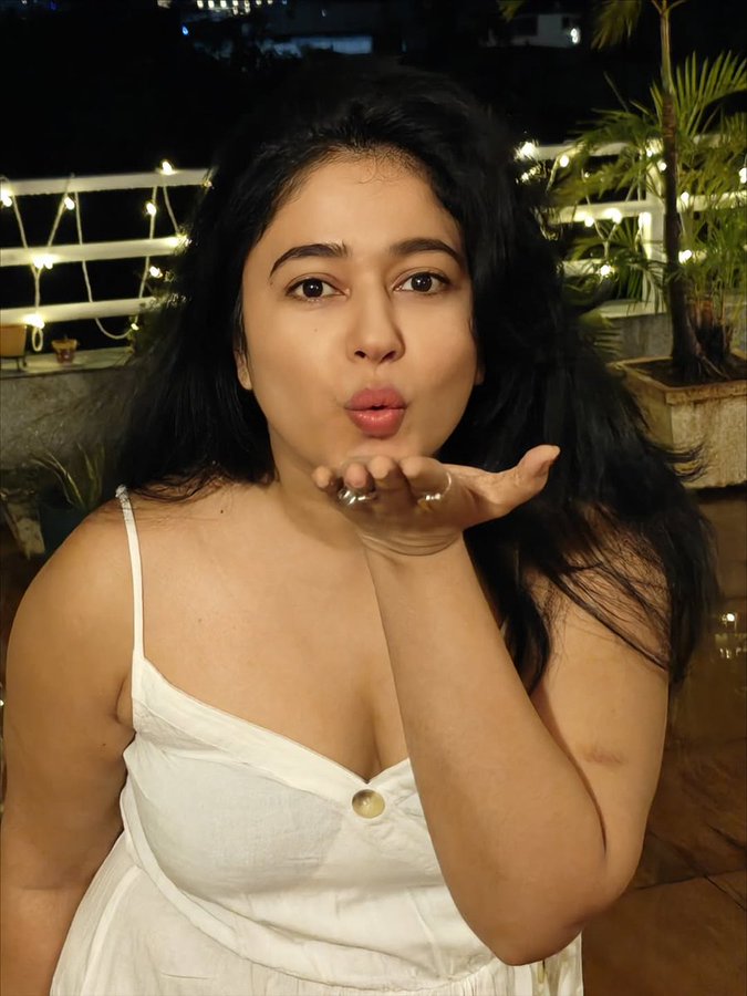 Poonam Bajwa  : వైట్ అవుట్‌ఫిట్‌లో అందాల బాజా మోగించిన పూనమ్ బాజ్వా – ఫోటోలు వైరల్