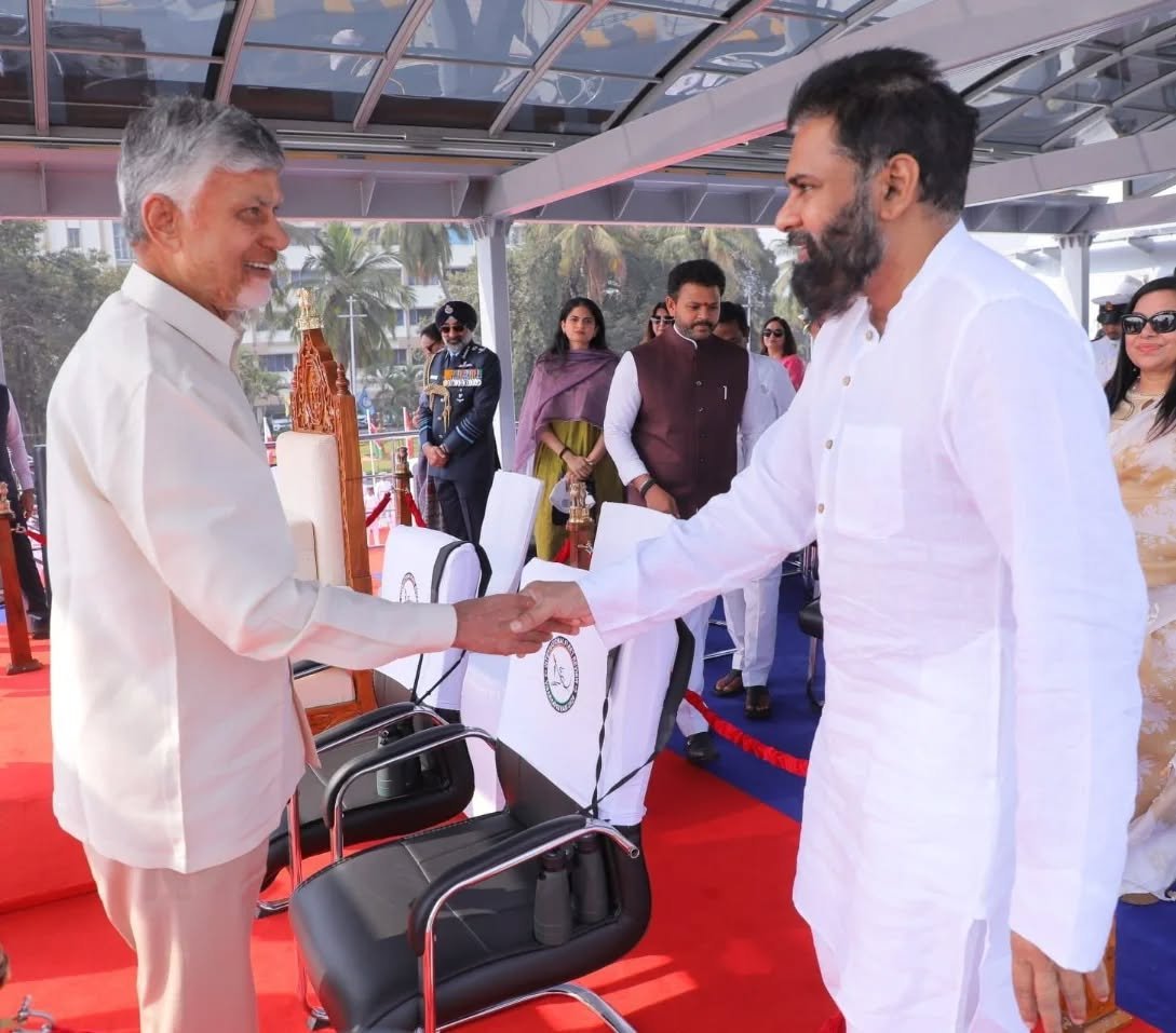 Droupadi Murmu Visit To Visakhapatnam Fleet Review : విశాఖలో ఘనంగా అంతర్జాతీయ ఫ్లీట్ రివ్యూ – రాష్ట్రపతి ద్రౌపదీ ముర్ము గౌరవ వందనం స్వీకారం