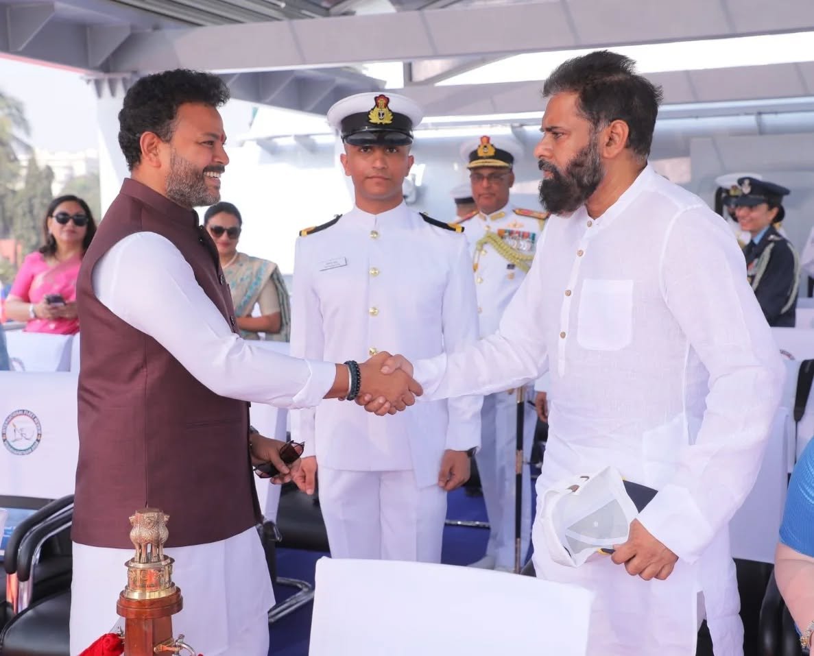 Droupadi Murmu Visit To Visakhapatnam Fleet Review : విశాఖలో ఘనంగా అంతర్జాతీయ ఫ్లీట్ రివ్యూ – రాష్ట్రపతి ద్రౌపదీ ముర్ము గౌరవ వందనం స్వీకారం