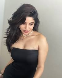 young actress Divya bharathi : ఒక్క సినిమాతోనే స్టార్‌డమ్… కుర్రకారును ఫిదా చేసిన ఈ ముద్దుగుమ్మ ఎవరో తెలుసా