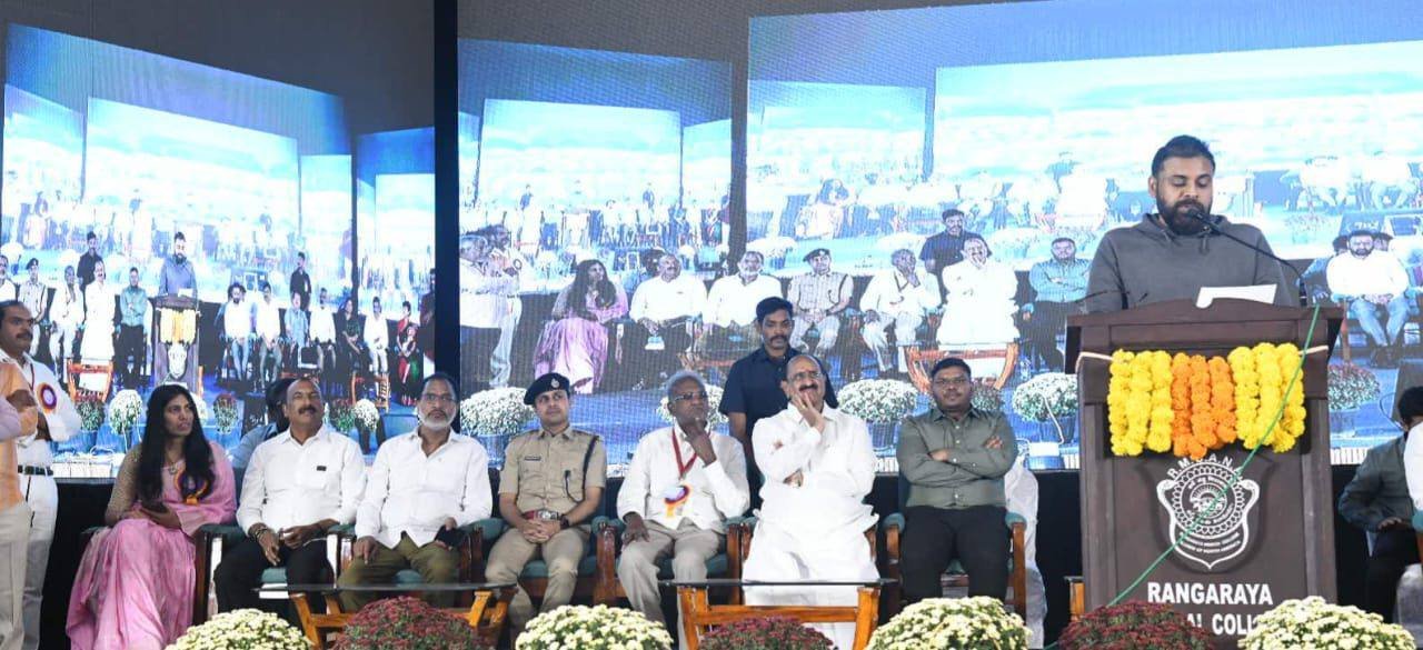 Deputy Chief Minister Pawan Kalyan :  గ్రామీణ సేవలపై వైద్యులకు పవన్ కళ్యాణ్ పిలుపు