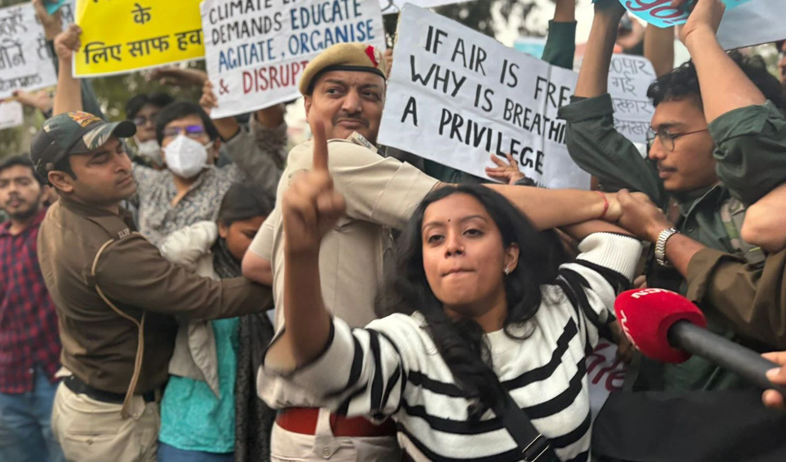 Delhi Air Pollution : ఢిల్లీలో వాయు కాలుష్య నిరసన ఘర్షణ: 39 మంది అరెస్ట్ – పోలీసులు గాయపడ్డారు