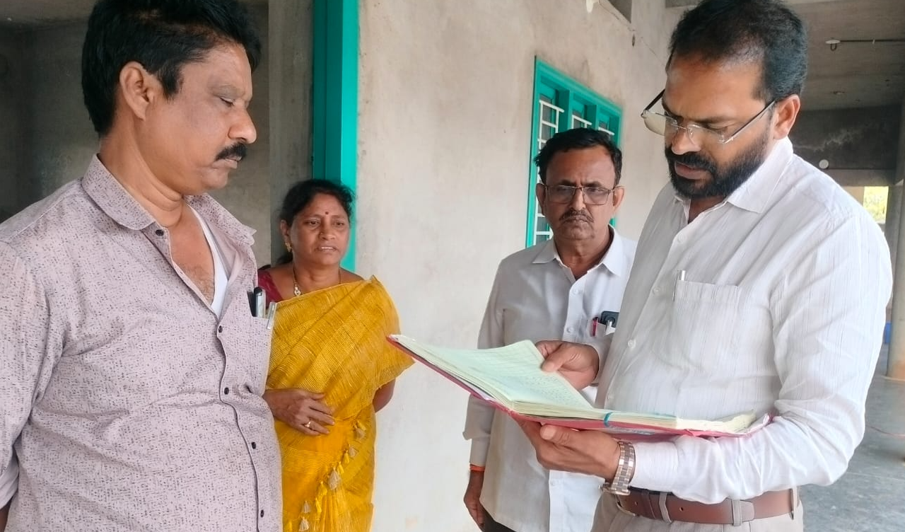 gunturu : గుంటూరులో పలు ప్రభుత్వ పాఠశాలలను ఆకస్మికంగా తనిఖీ చేసిన డీఈఓ డా. షేక్ సలీం భాష