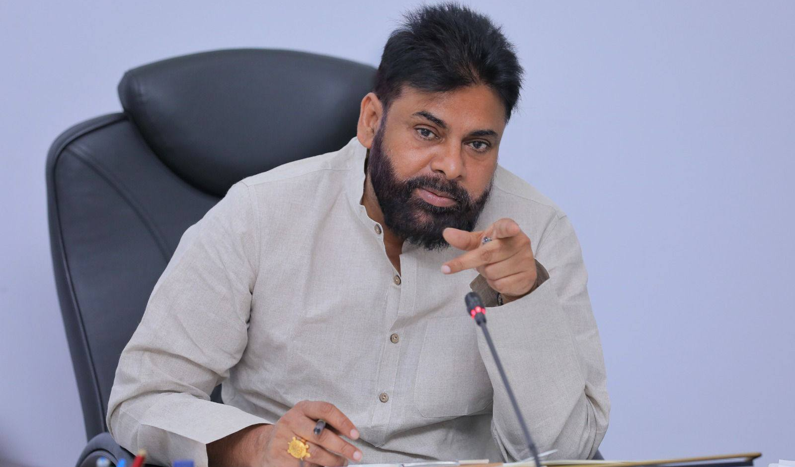 Deputy Cm Pawankalyan : సచివాలయ ఉద్యోగుల పదోన్నతులు, శాఖల అనుసంధానం పై  పవన్ కళ్యాణ్ హై-లెవల్ రివ్యూ