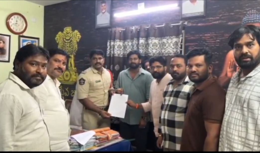 Janasena Party : పవన్ కల్యాణ్‌పై అనుచిత వ్యాఖ్యలు.. పోలీసులకు జనసేన నేతల ఫిర్యాదు