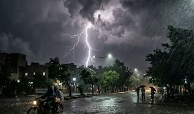 Vijayawada: భారీ వర్షాలు, ఈదురుగాలులకు విజయవాడలో ముగ్గురు మృతి.