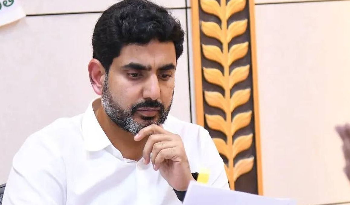 Nara Lokesh Extends Help to YSRCP Worker వైసీపీ కార్యకర్తకు అండగా నిలిచిన Nara Lokesh.. రాజకీయాలకు అతీతంగా మానవత్వం!