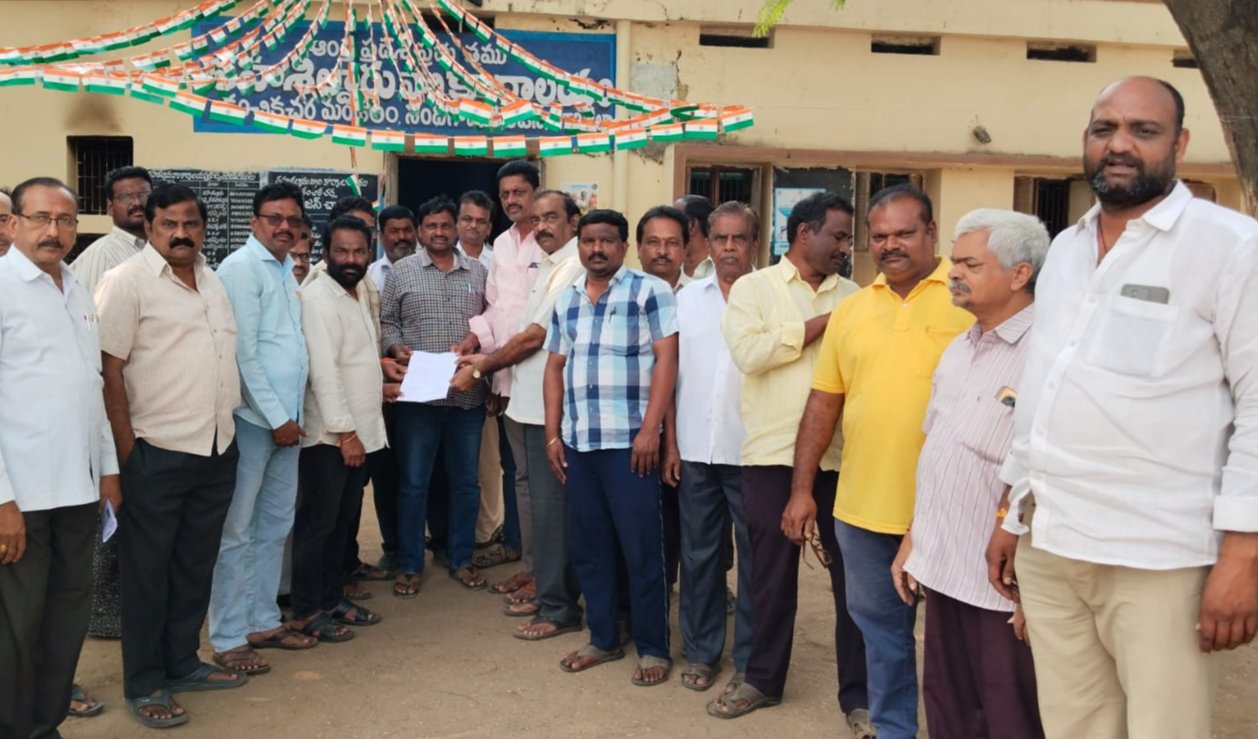 Farmers Stage: ఓఆర్ఆర్ నోటిఫికేషన్ రద్దు చేయాలి తహసిల్దార్ కార్యాలయం ఎదుట రైతుల ధర్నా