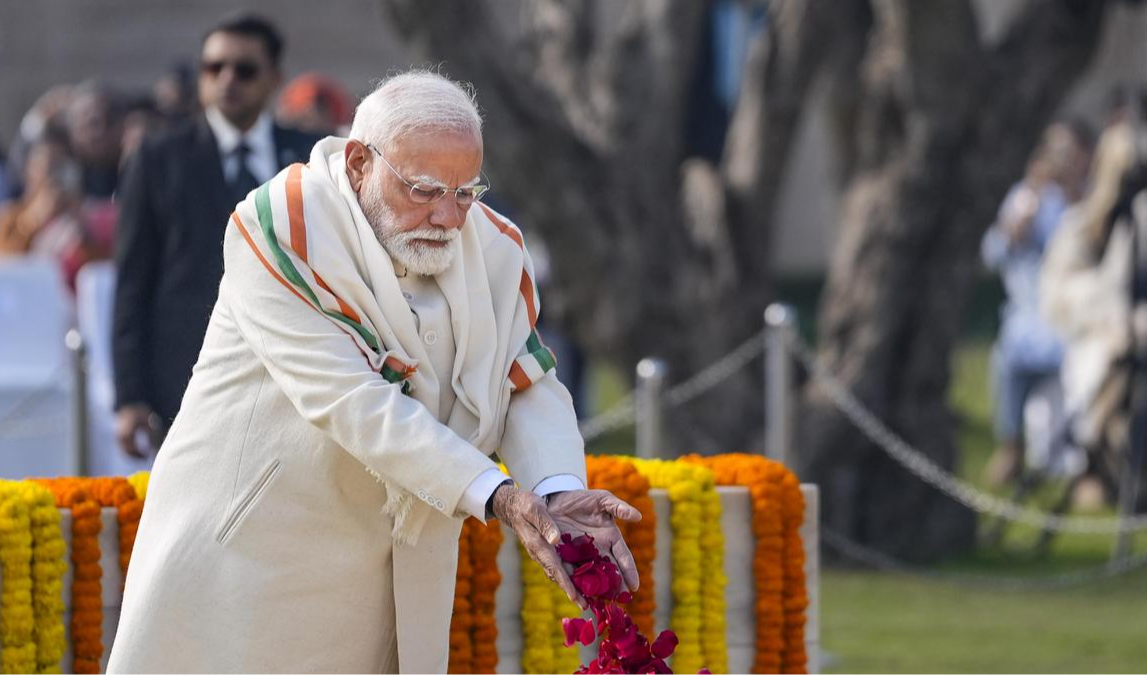 PM Modi pays tribute to Mahatma Gandhi on his death anniversary : రాజ్‌ఘాట్‌లో మహాత్మా గాంధీకి ప్రధాని మోదీ నివాళులు