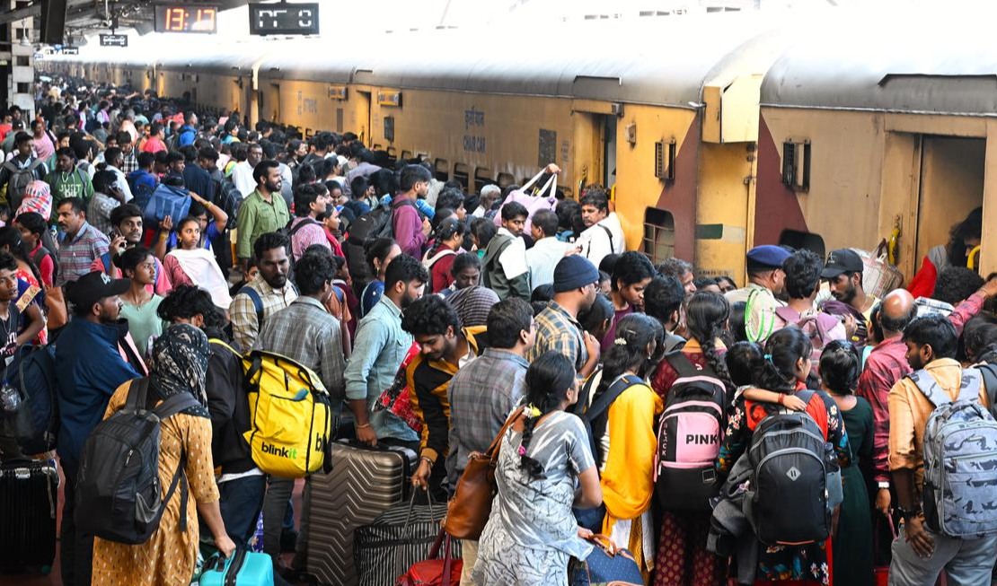 Sankranti Travel Crisis : సంక్రాంతి రద్దీ మొదలైంది!  హైదరాబాద్ నుంచి ఏపీ వైపు ప్రయాణికులకు భారీ ఇబ్బందులు