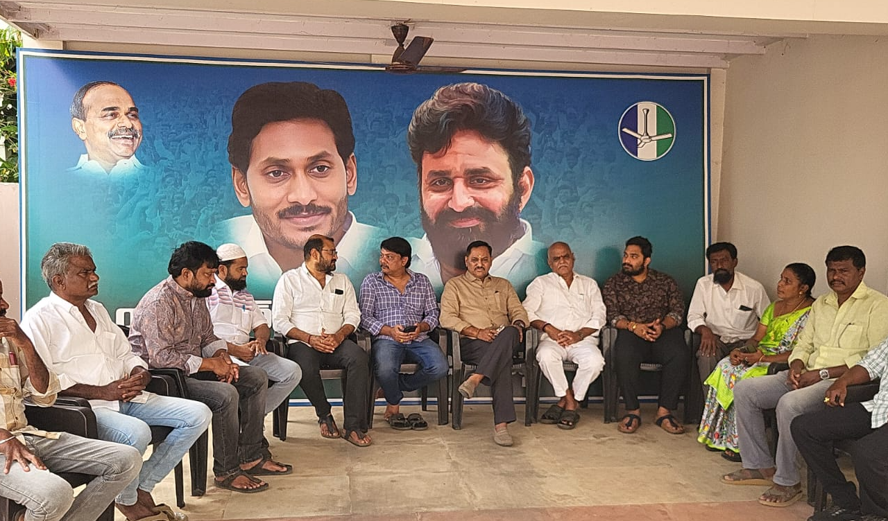 Gudiwada Ysrcp Party : కూటమి దుర్మార్గాలను ప్రశ్నించినందుకే అంబటి రాంబాబుపై దాడి : వైఎస్ఆర్‌సీపీ నేతల ఆగ్రహం