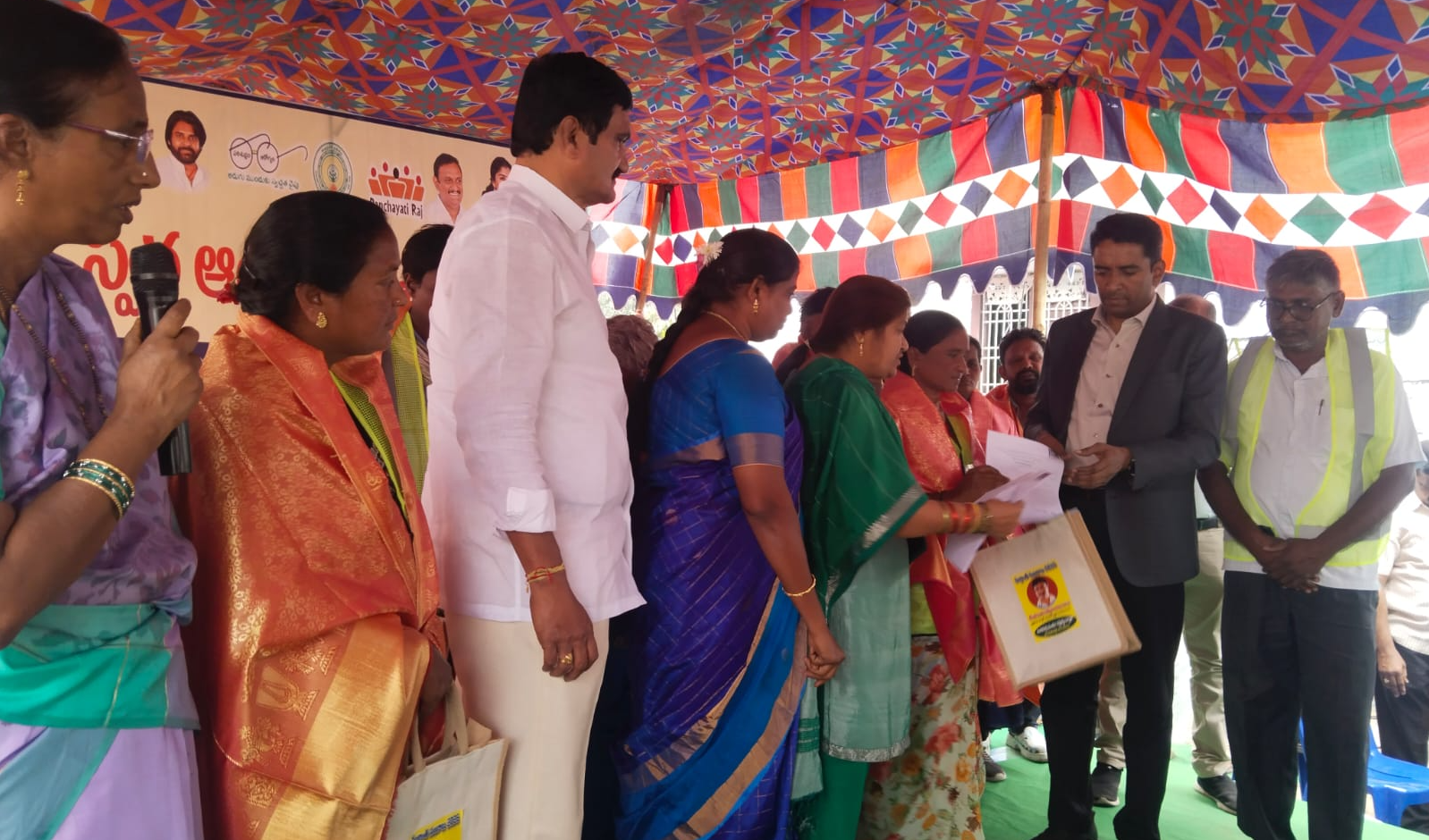 Nandigama : కంచికచర్లలో స్వర్ణాంధ్ర స్వచ్ఛందర కార్యక్రమం  ప్లాస్టిక్ వ్యర్థాల మార్పిడికి ప్రత్యేక వాహనం ఏర్పాటు