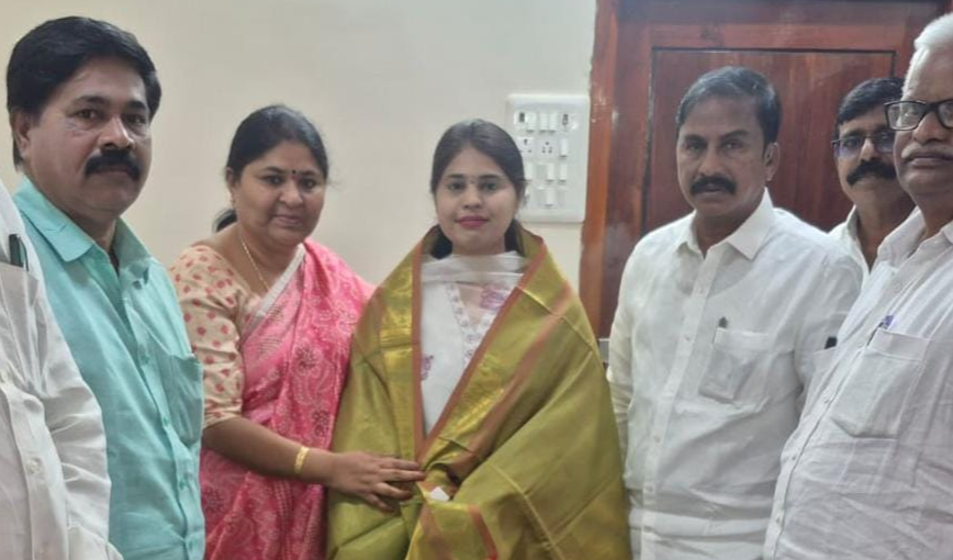 Jaggayapeta : గ్రూప్–1లో విజయం సాధించిన వైష్ణవికి ఎమ్మెల్యే శ్రీరాం రాజగోపాల్ (తాతయ్య) దంపతుల ఘన సత్కారం