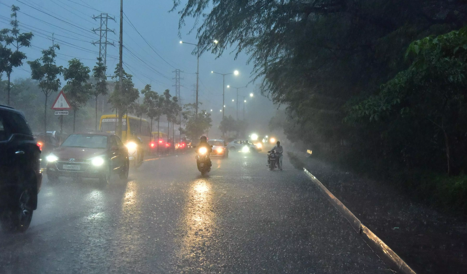 Heavy Rains : ఏపీలో మళ్లీ భారీ వర్షాలు—మూడు రోజులు వరుణుడి విరుచుకుపాటు