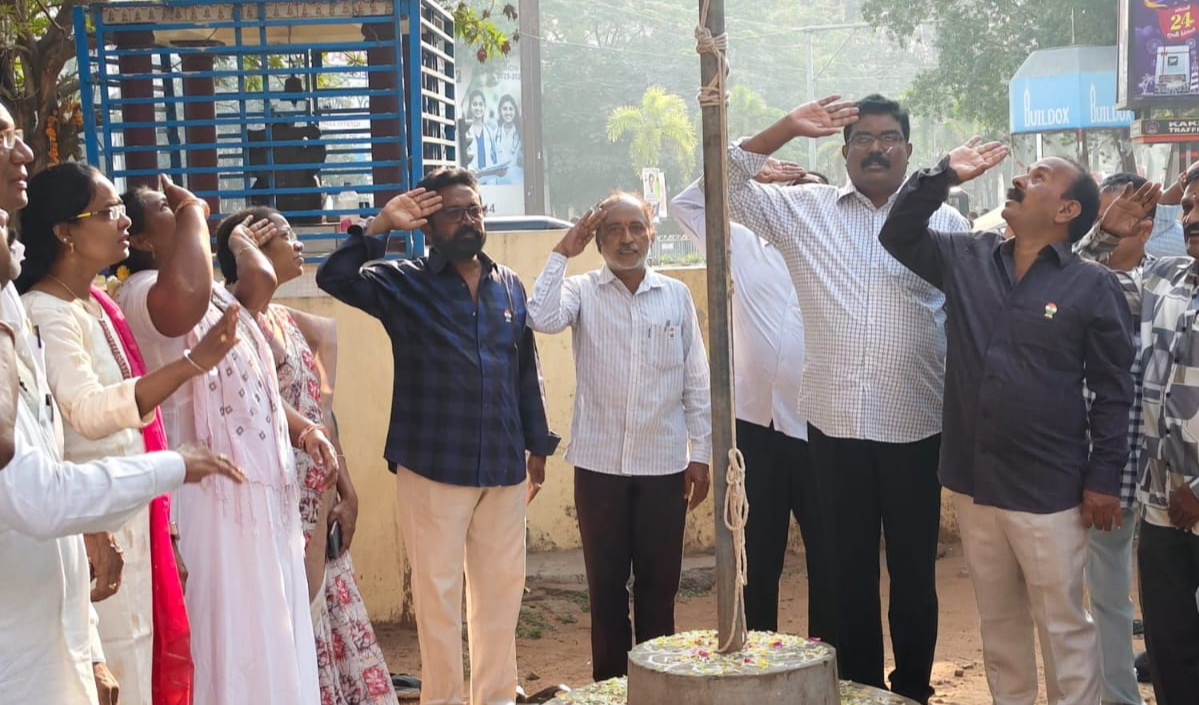 Sub registration office : జిల్లా రిజిస్ట్రార్ కార్యాలయంలో ఘనంగా గణతంత్ర వేడుకలు – త్రివర్ణ పతాకాన్ని ఆవిష్కరించిన సబ్ రిజిస్ట్రార్