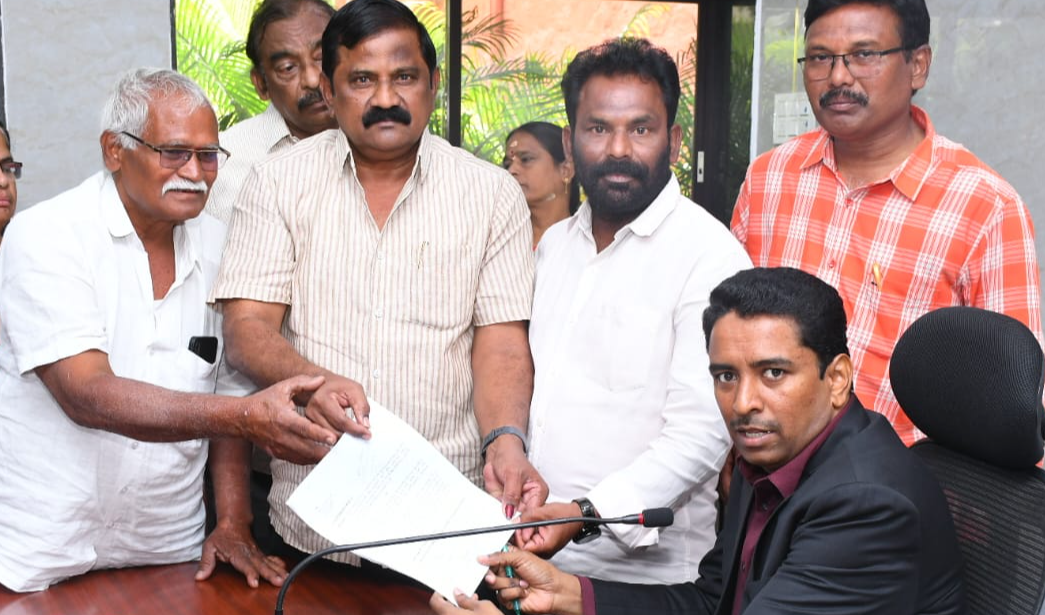 Amravati Hotel Ring Road : అమరావతి ORR వెడల్పు తగ్గించాలి : కలెక్టర్‌కు రైతుల వినతిపత్రం