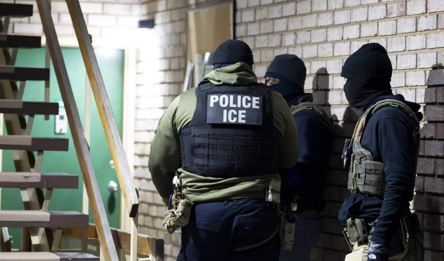 us green card interview arrests :  అమెరికాలో గ్రీన్ కార్డు హోల్డర్లపై నిఘా పెంపు: ట్రంప్ కొత్త విధానం అమల్లో