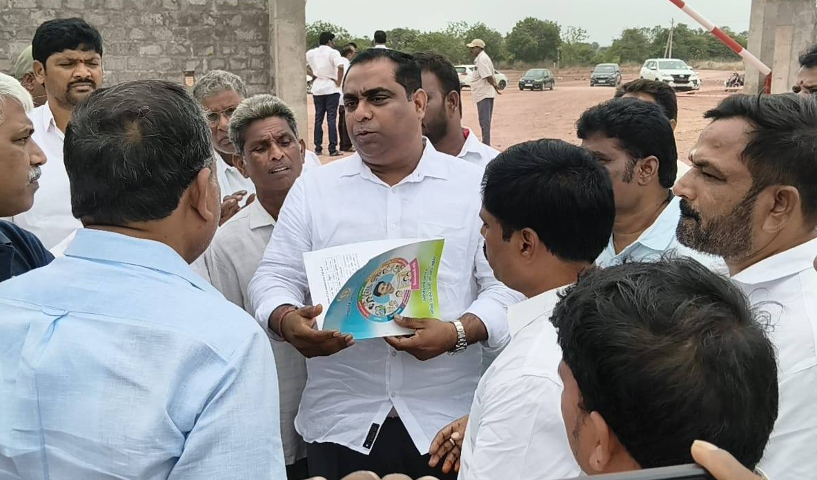 Ysrcp Party :  పేదల ఇళ్ల స్థలాలను కంపెనీలకు కేటాయించొద్దు: ఎమ్మెల్యే చినరాజప్పపై దొరబాబు విమర్శలు