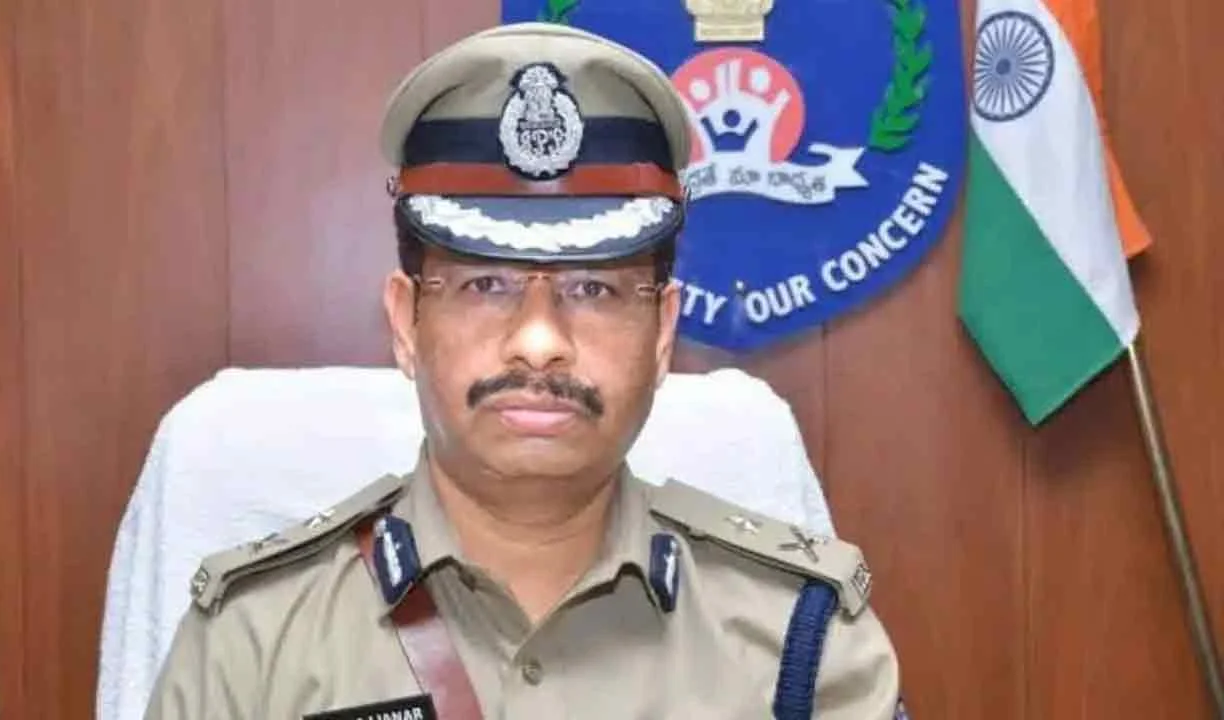 Cp Sajjanar :  హైదరాబాద్‌లో అర్థరాత్రి సర్ప్రైజ్ గస్తీ: రౌడీ షీటర్ల ఇళ్లకు వెళ్లి నిద్రలేపిన సీపీ సజ్జనార్