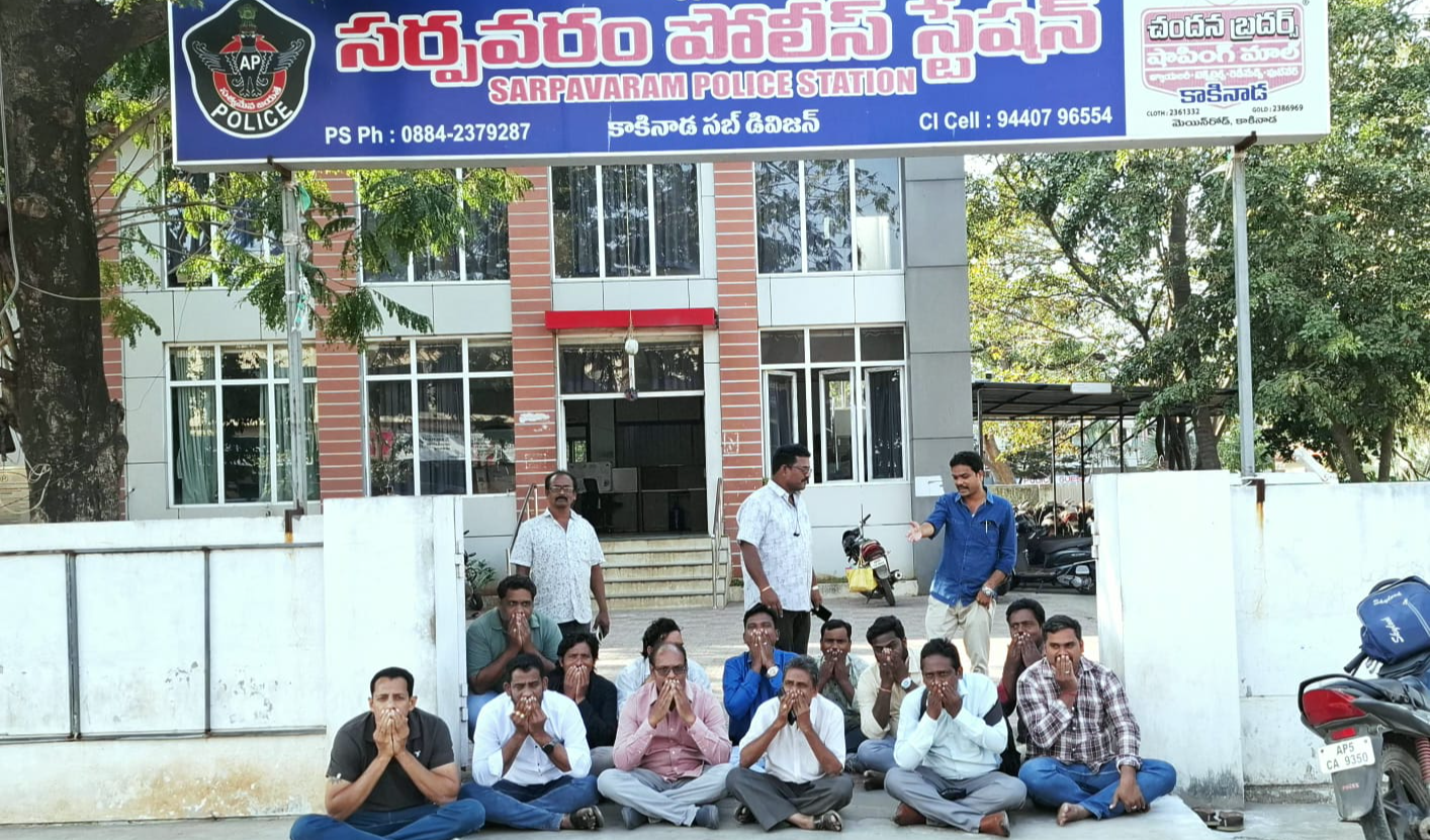 YSRCP attack on the media :  మీడియాపై వైసీపీ దాడి… బయటపడ్డ కురసాల ఆరాచక వైఖరి