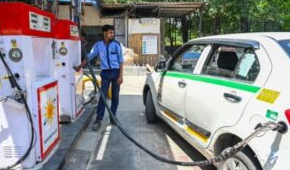 CNG price hiked సీఎన్‌జీ ధరల పెంపు.. వినియోగదారులపై అదనపు భారం