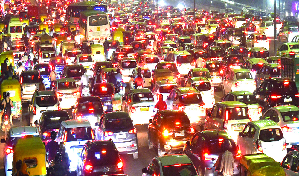 Severe Traffic Chaos Grips : ఐటీ కారిడార్‌లో ట్రాఫిక్ నరకం: ఉద్యోగులు గంటల తరబడి రోడ్లమీదే