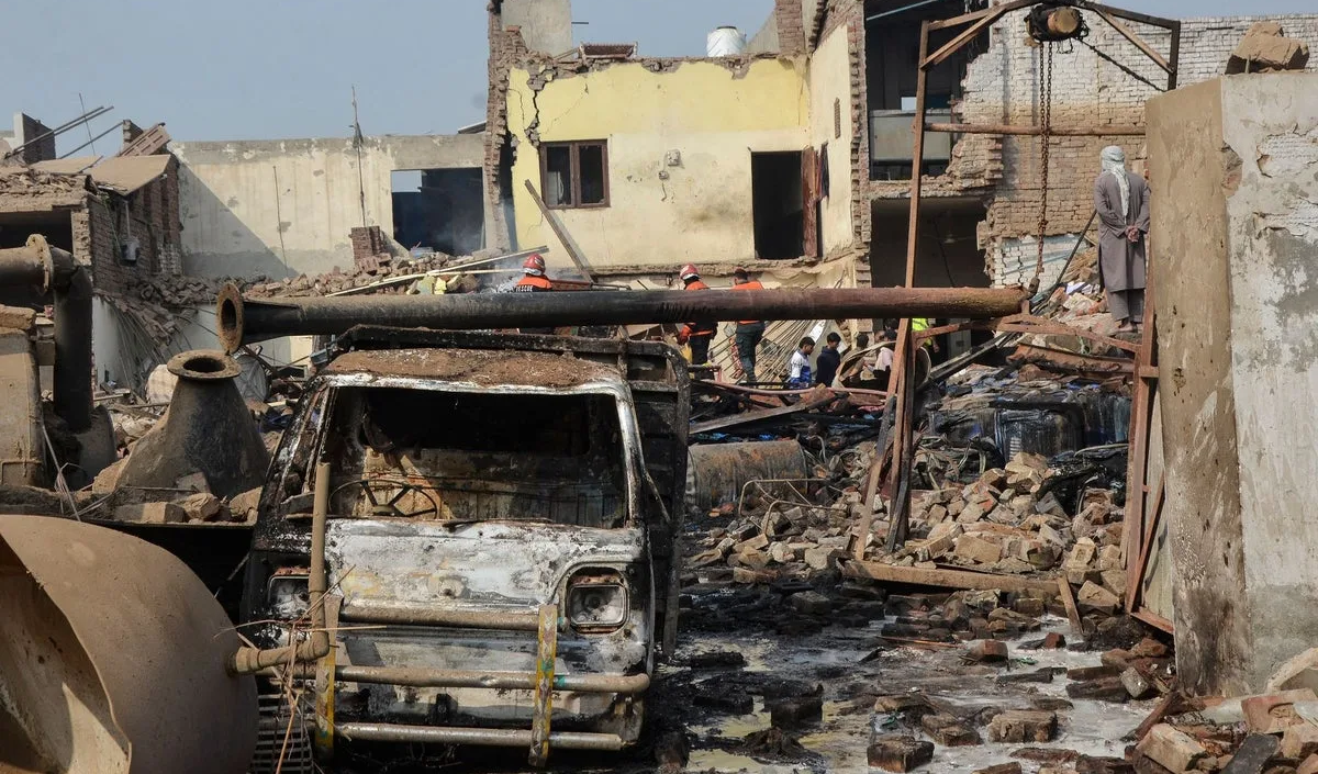 Pakistan :   పాకిస్థాన్ ఫైసలాబాద్‌లో గ్లూ ఫ్యాక్టరీలో భారీ బాయిలర్ పేలుడు – 15 మంది మృతి.