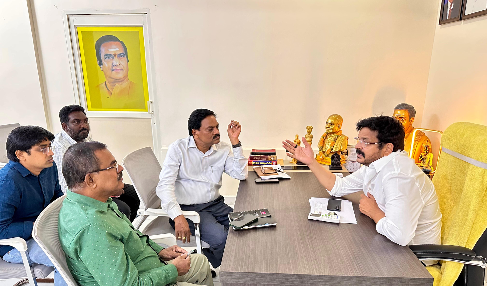 Gudivada: రైల్వే గేట్లపై ఆర్.ఓ.బి. నిర్మాణానికి రైల్వే శాఖ గ్రీన్ సిగ్నల్: ఎమ్మెల్యే వెనిగండ్ల రాము