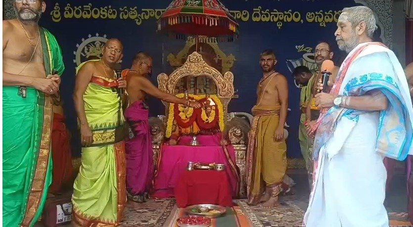 అన్నవరంలో రికార్డు స్థాయిలో వరలక్ష్మీ వ్రతాలు