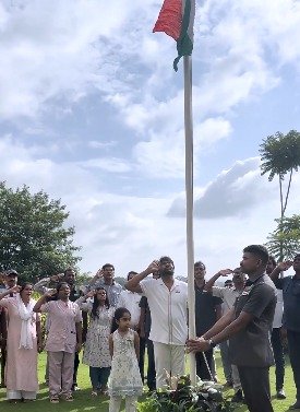 తన నివాసంలో త్రివర్ణ పతాకాన్ని ఎగురవేసిన చిరంజీవి