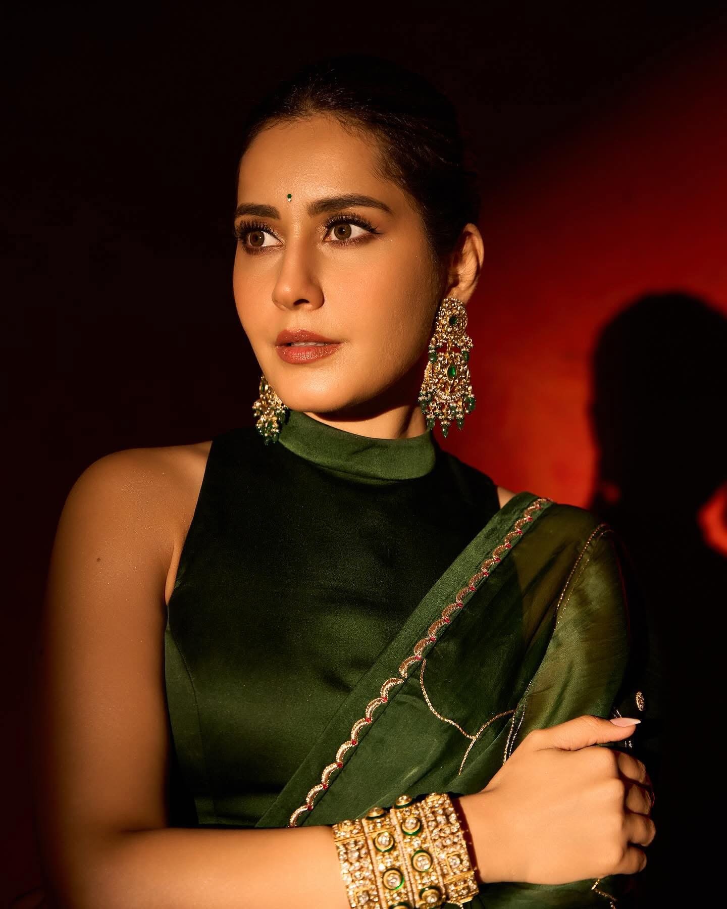 Raashi Khanna: రాశి ఖన్నా తాజా ఫోటోలు సోషల్ మీడియాను కదిలిస్తున్నాయి