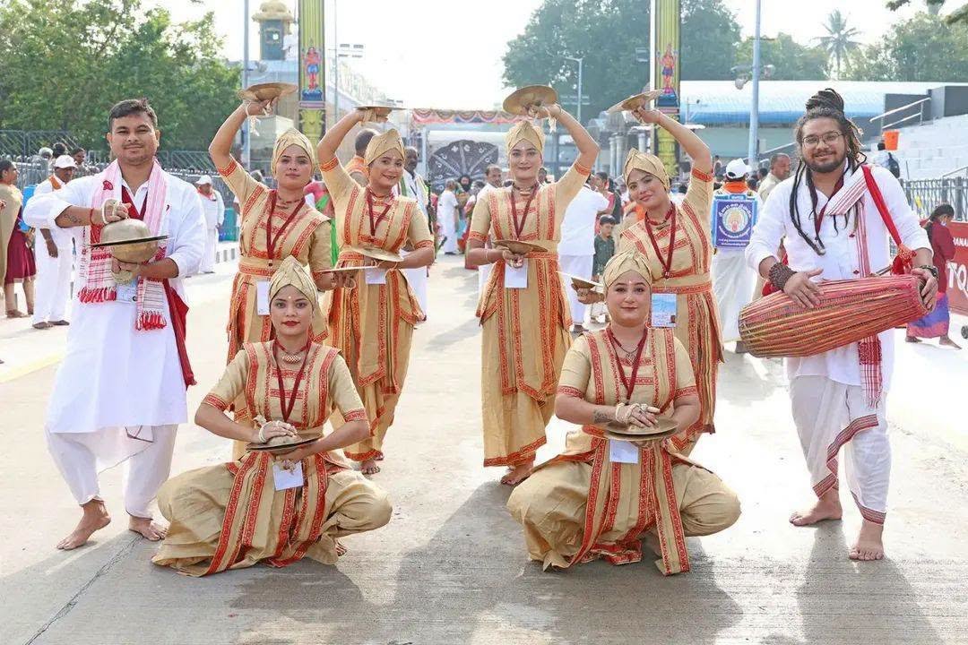 చిన్నశేష వాహనసేవలో కళాబృందాల కోలాహలం