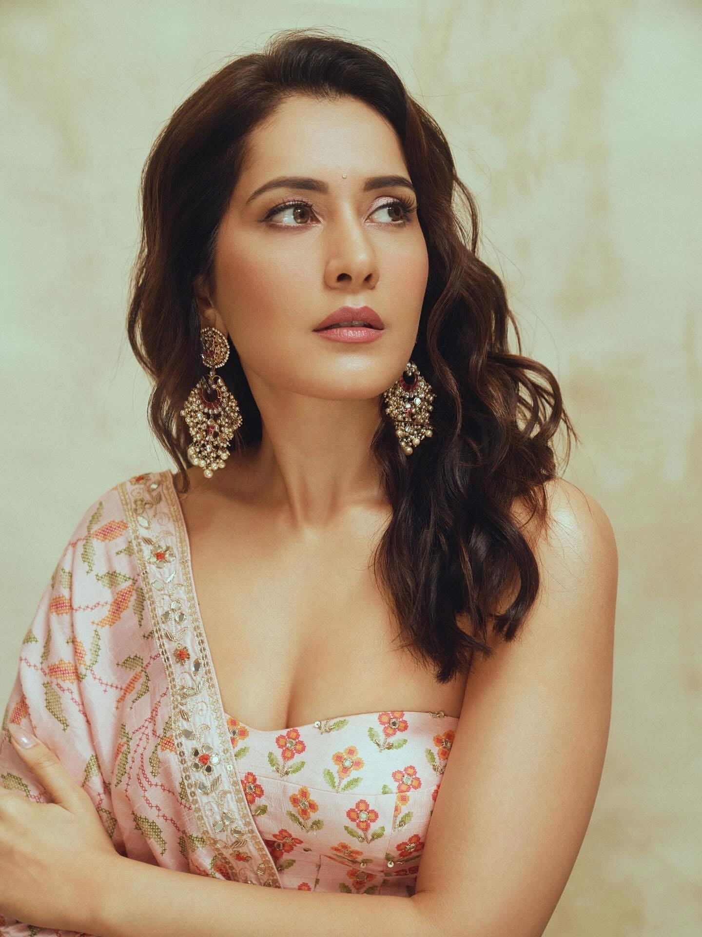 Raashi Khanna: రాశి ఖన్నా తాజా ఫోటోలు సోషల్ మీడియాను కదిలిస్తున్నాయి
