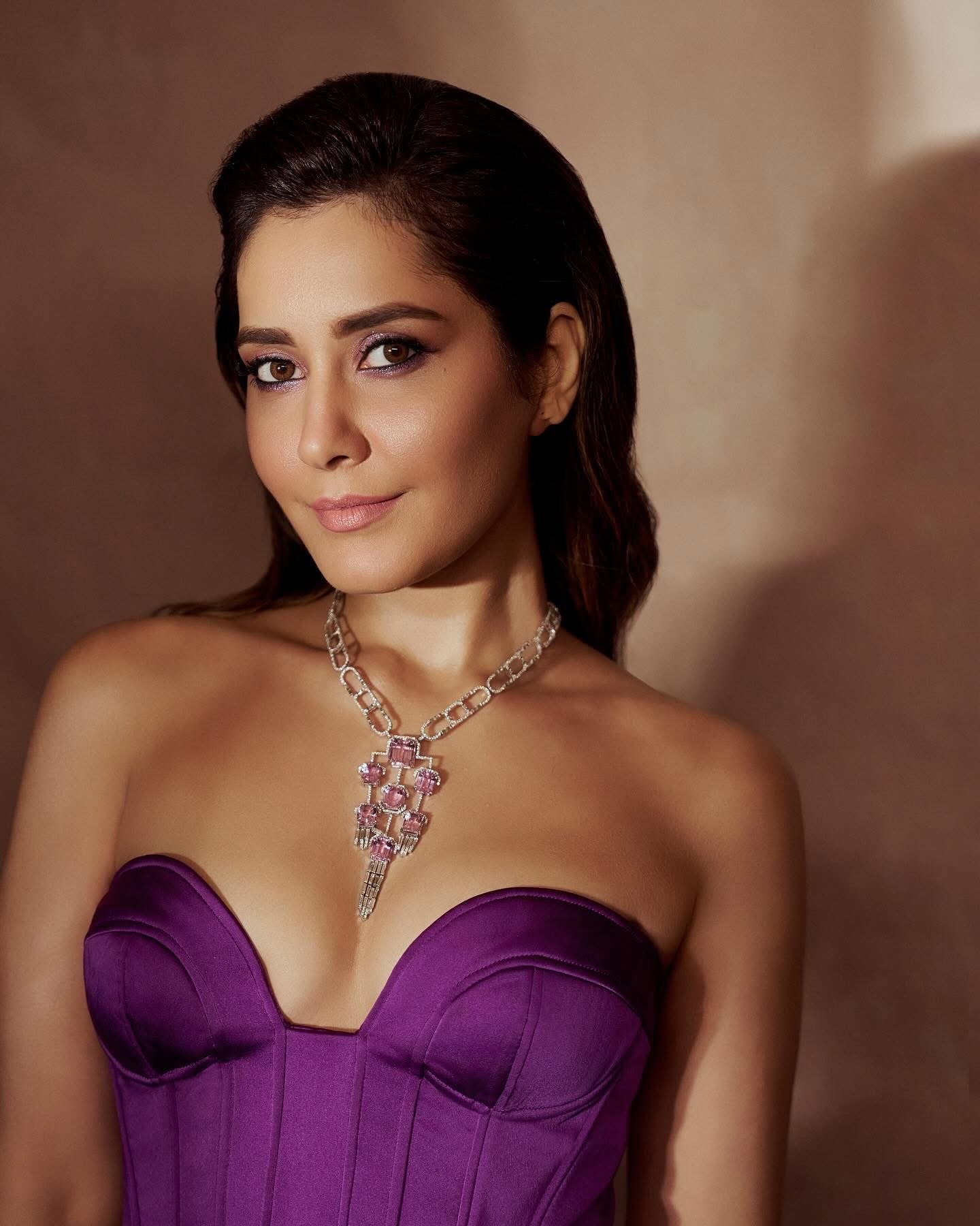 Raashi Khanna: రాశి ఖన్నా తాజా ఫోటోలు సోషల్ మీడియాను కదిలిస్తున్నాయి