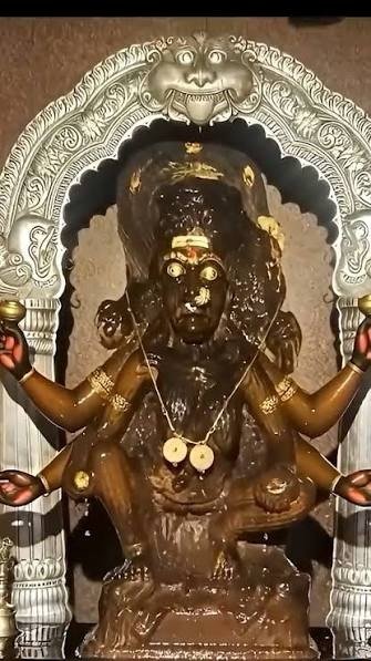 శవంపై కూర్చుని.. తేలు, బల్లితో దర్శనమిచ్చే తల్లి!
