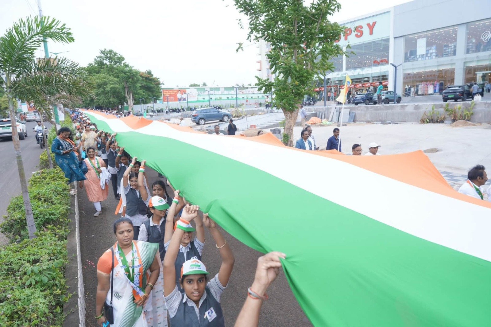రాజమహేంద్రవరంలో భారీ జాతీయ జెండా ర్యాలీ