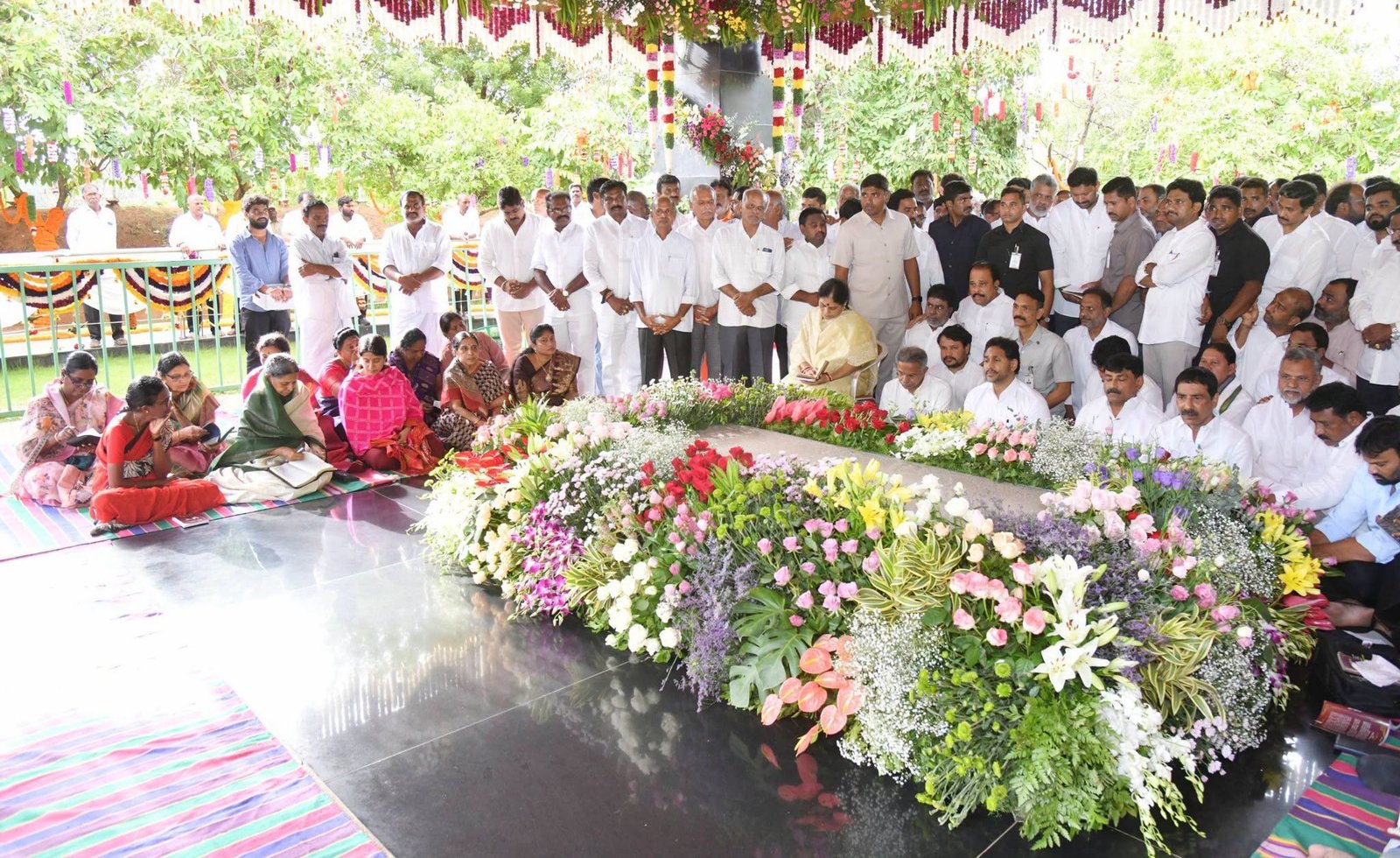 వైఎస్సార్ 17వ వర్ధంతి.. ఇడుపులపాయలో జగన్ నివాళులు