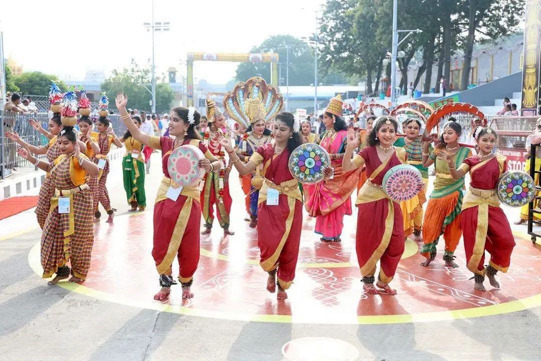 చిన్నశేష వాహనసేవలో కళాబృందాల కోలాహలం