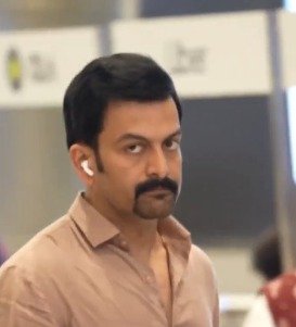 పృథ్వీరాజ్ స్టైలిష్ లుక్‌తో హైదరాబాద్‌కు రాక