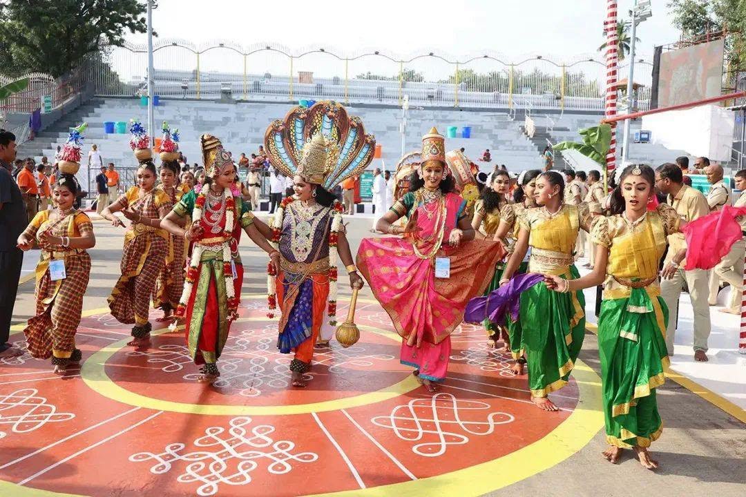 చిన్నశేష వాహనసేవలో కళాబృందాల కోలాహలం