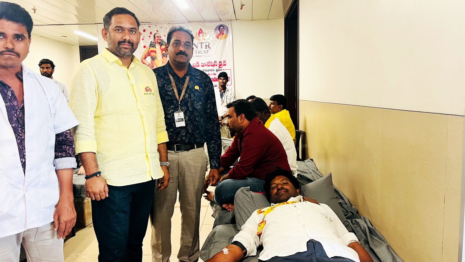 Mangalagiri :  ఎన్టీఆర్ 30వ వర్ధంతి: గుంటూరు జిల్లాలో తెలుగుయువత రక్తదానంతో ఘన నివాళులు