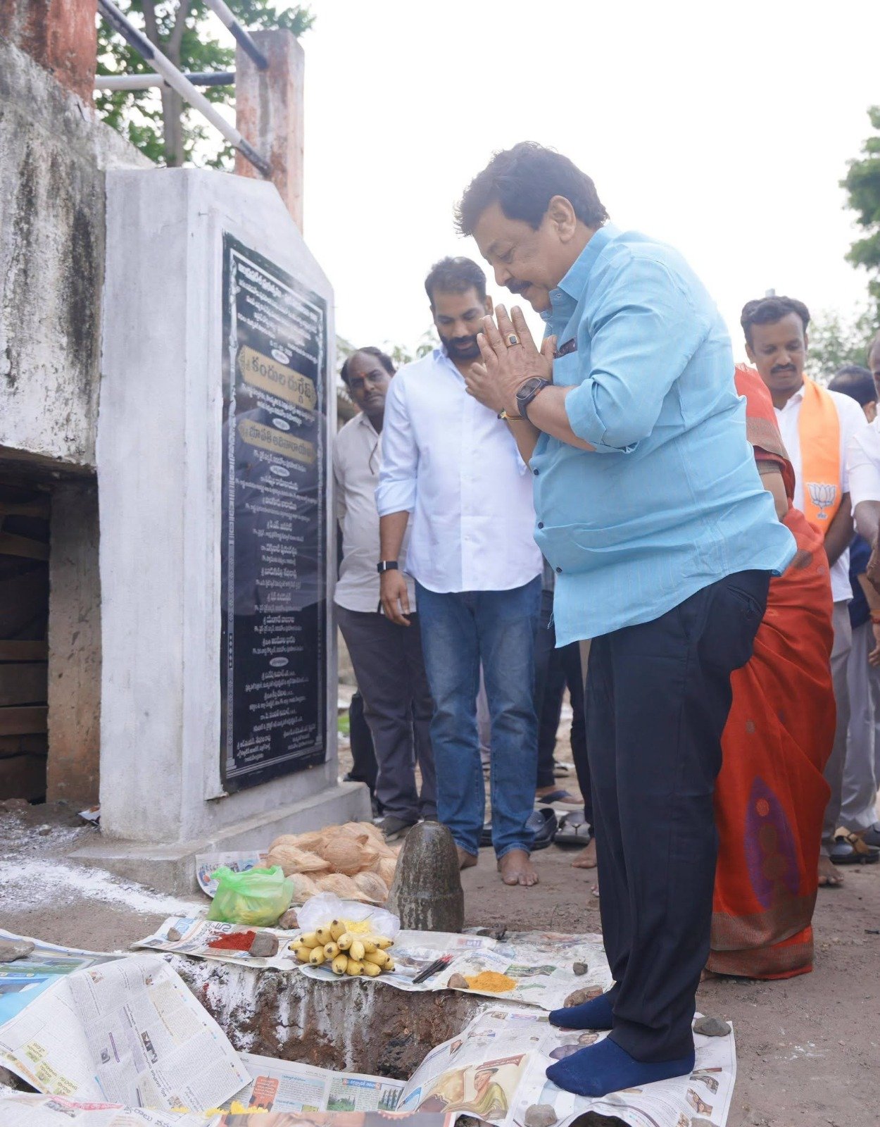 నిడదవోలులో రూ.35 లక్షలతో మెటల్ రోడ్డు నిర్మాణం ప్రారంభం
