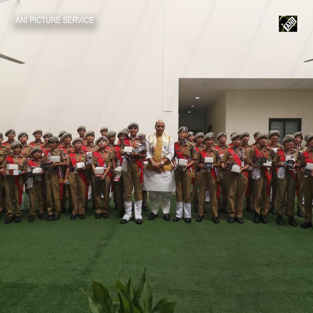 రాజ్‌నాథ్ సింగ్‌కు రాఖీలు కట్టిన పాఠశాల విద్యార్థులు