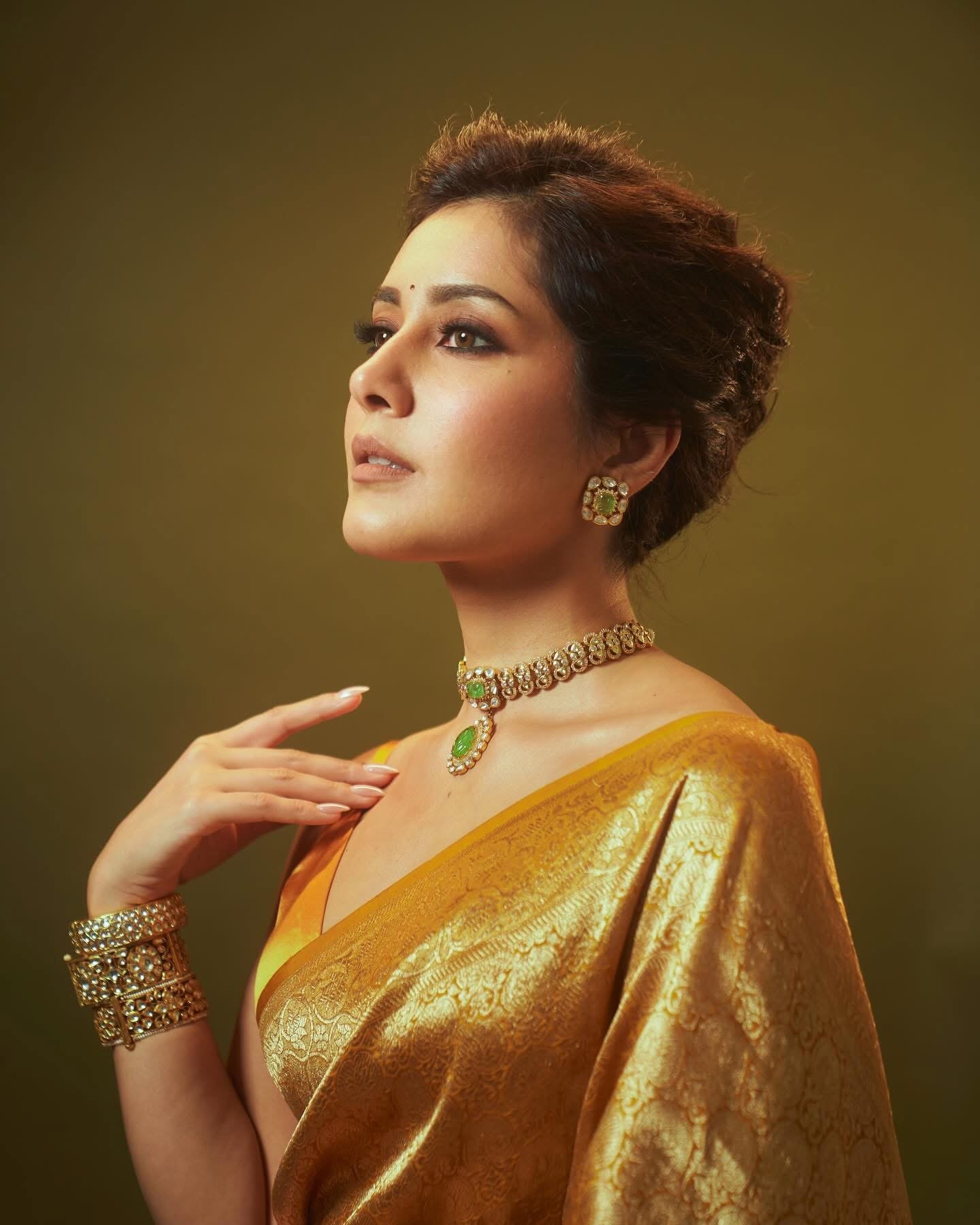 Raashi Khanna: రాశి ఖన్నా తాజా ఫోటోలు సోషల్ మీడియాను కదిలిస్తున్నాయి