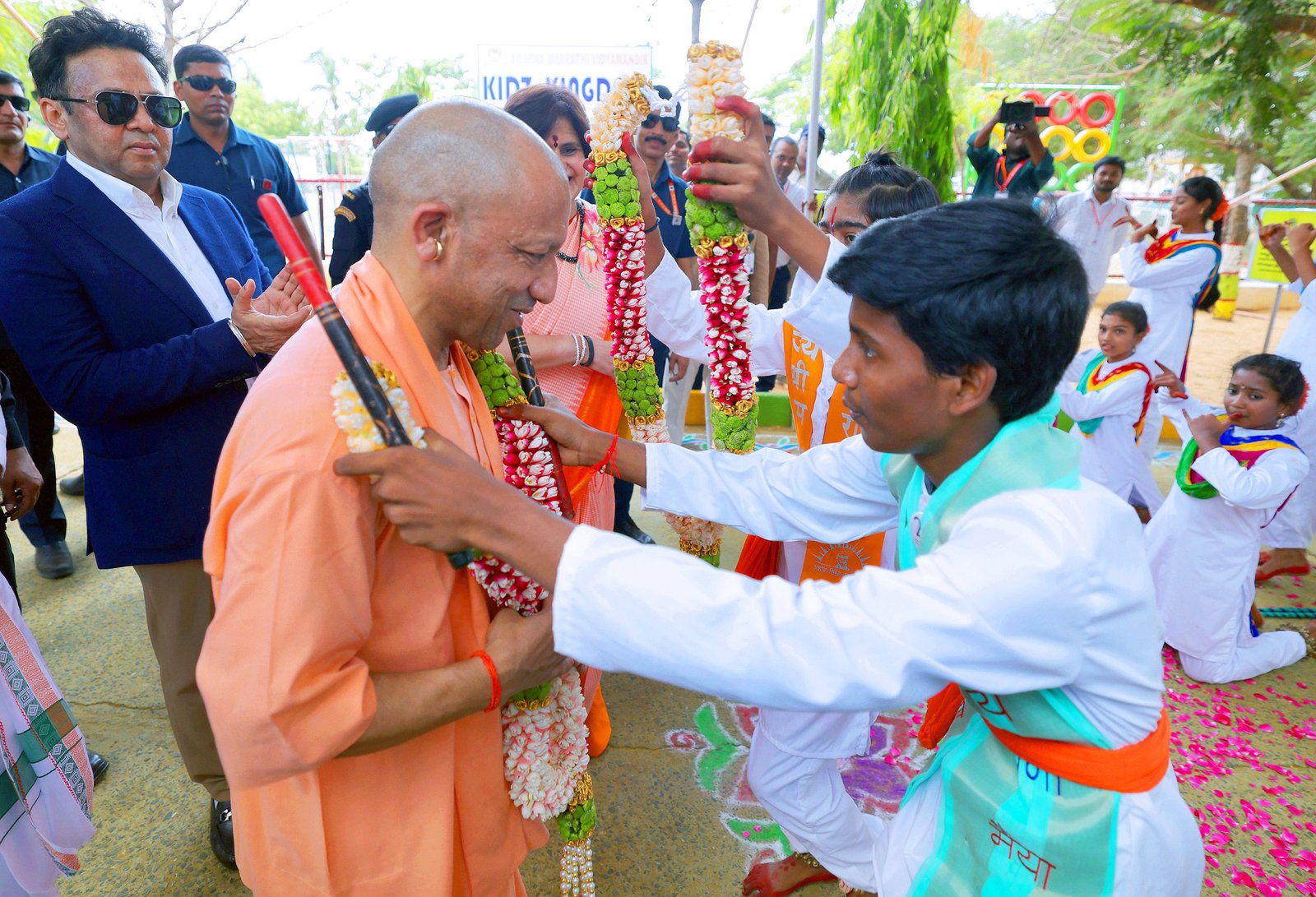 స్వర్ణ భారత్ ట్రస్ట్‌ సేవలను ప్రశంసించిన - యూపీ సీఎం యోగి