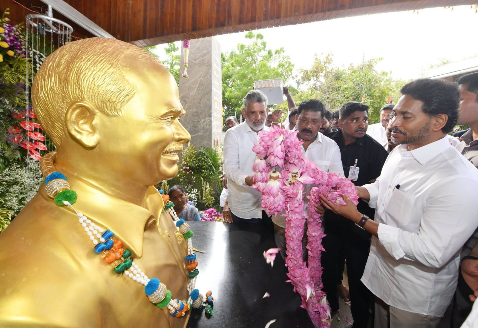 వైఎస్సార్ 17వ వర్ధంతి.. ఇడుపులపాయలో జగన్ నివాళులు
